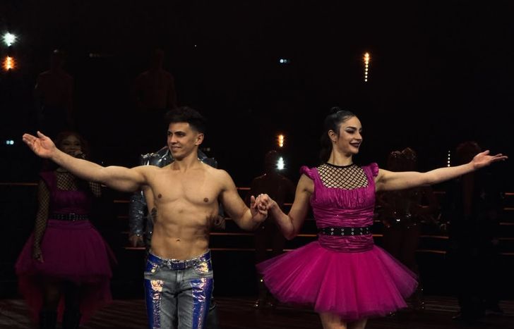 Junto a su pareja, el artista de Temperley realiza una performance de anillas ante 2 mil personas cada noche.&nbsp;