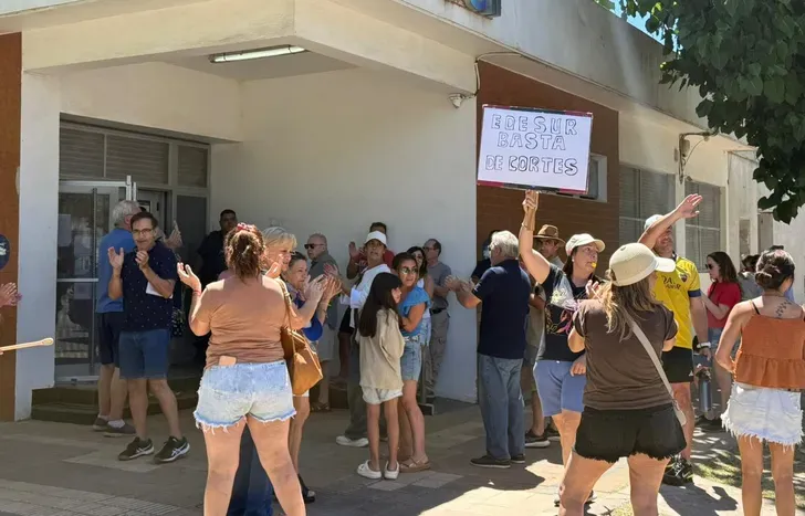 La última movilización fue en la oficina de Edesur ubicada en San Vicente. Si no se normaliza el servicio, los vecinos aclararon que volverán a marchar.