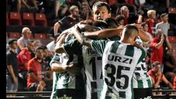Todos los abrazos para Juan Pablo Álvarez, en el último triunfo de Banfield en Santa Fe.