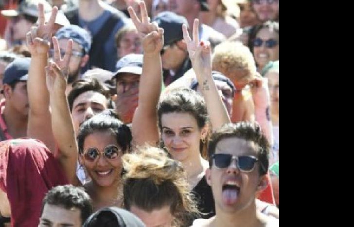 Mucha juventud y banderas.