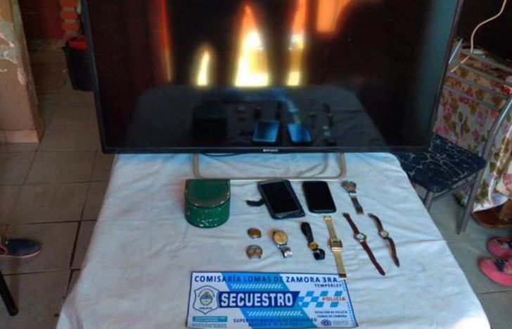 Encontraron una TV,  celulares y relojes de la víctima.