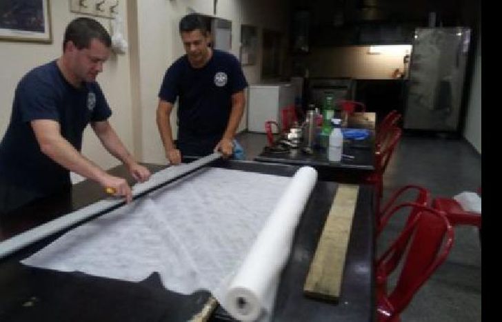 en plena confección de barbijos.