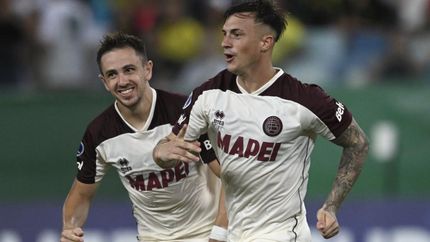 Lotti festeja su golazo con Peña Biafore.