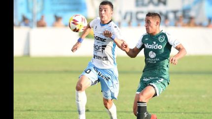 Leandro González encabeza uno de los ataques de Temperley, que detuvo la marcha de Sarmiento.