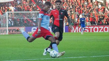 Aguirre, una de las figuras, despeja ante Toledo.