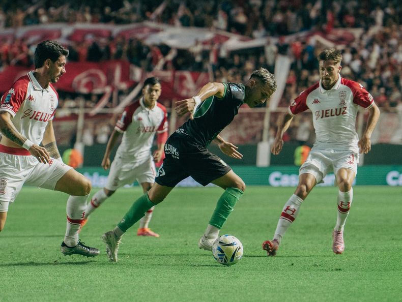 Banfield igual&oacute; con Hurac&aacute;n en el estreno.
