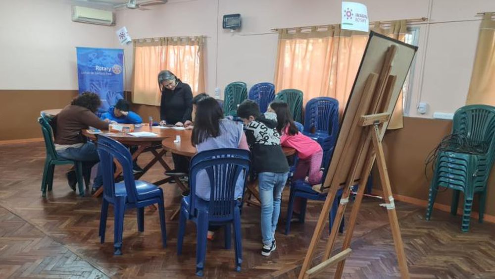 En una de las clases de apoyo escolar para los chicos del primario.
