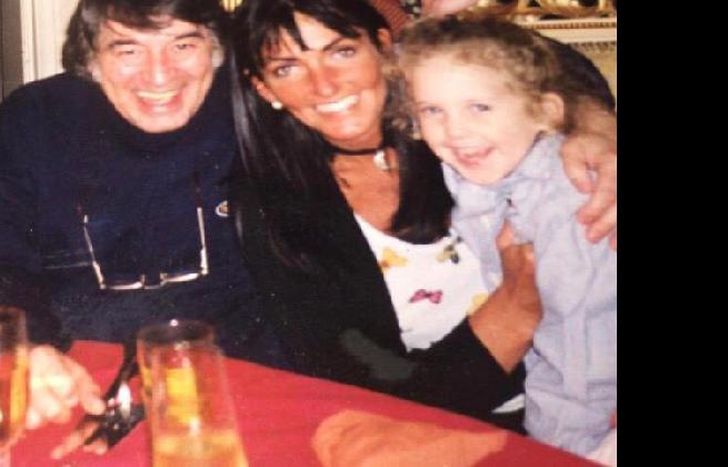 CLARA, SU MAMÁ, SU HERMANO Y SANDRO.