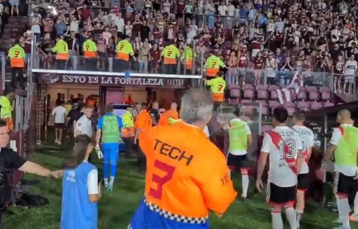 Los jugadores fueron agredidos cuando se iban al vestuario.