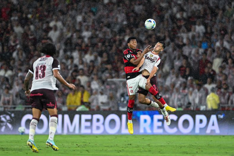 Lanús y Flamengo juegan bajo una intensa lluvia en Brasil. Lanús y Flamengo juegan bajo una intensa lluvia en Brasil.