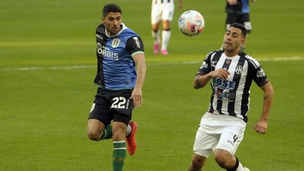 Álvarez y Salomón no le sacan la vista a la pelota. Álvarez y Salomón no le sacan la vista a la pelota.
