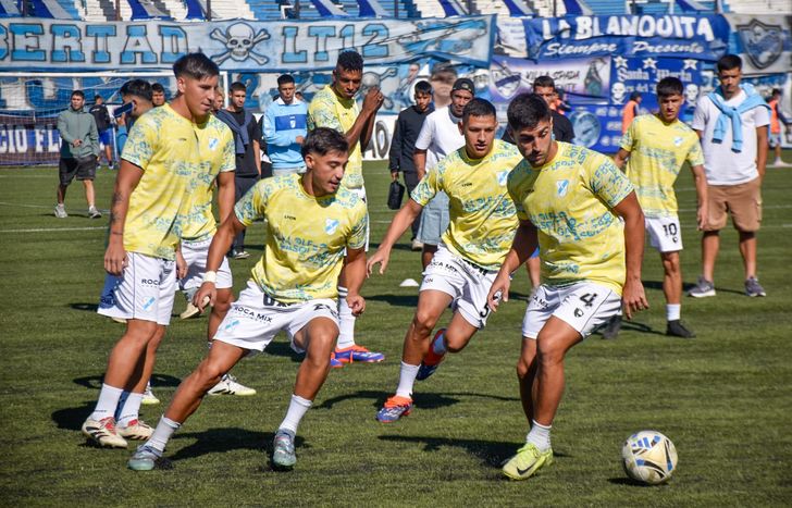 Nicolás Ávalos en el calentamiento previo a su debut en Temperley.