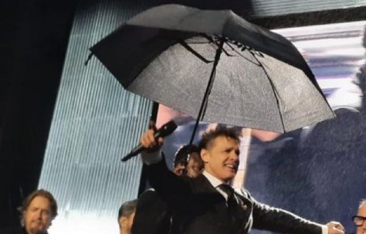 Luis Miguel, bajo la lluvia.