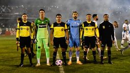 Los árbitros junto a los capitanes.