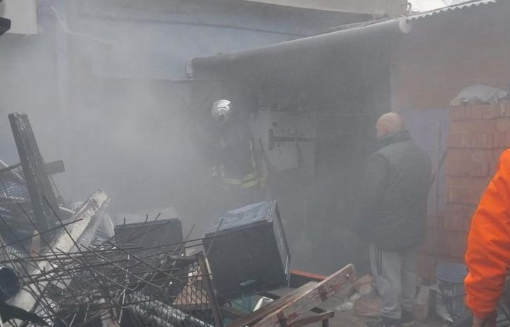 Bomberos y Defensa Civil, en el lugar del incendio.
