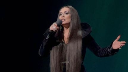 Adele, lookeada como la Familia Addams.