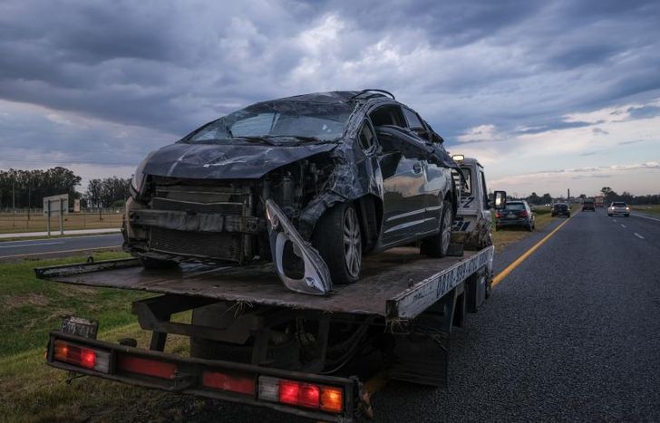 Así quedó el auto del conductor de Lomas tras el violento choque.
