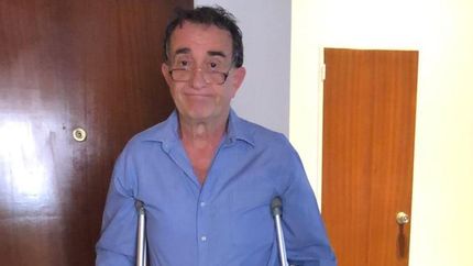 El doctor, con muletas. El doctor, con muletas.