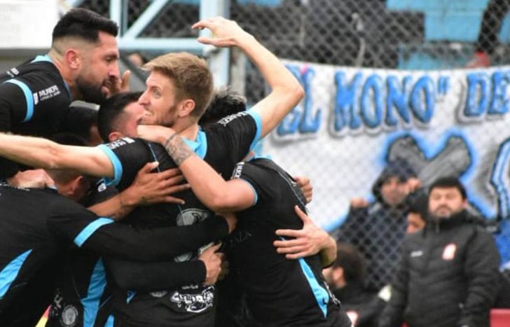 Rodrigo Mazur anotó un golazo en el ángulo y le dio la victoria a Temperley.