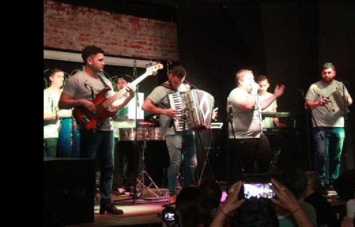 “PARA NOSOTROS LA MÚSICA ES INTERACTUAR CON LA GENTE”, DICE EL CANTANTE.