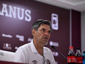 Mauricio Pellegrino en la sala de conferencias de Lanús.
