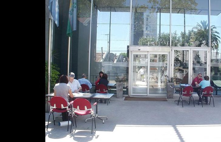 habrá stands en la puerta del establecimiento ubicado en meeks.
