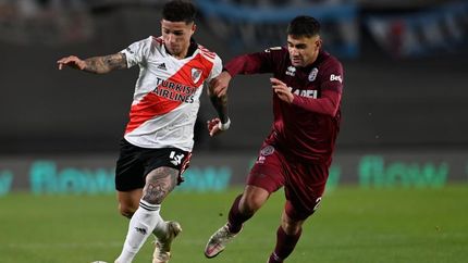 Lucas Varaldo intenta frenar el avance de Enzo Fernández.