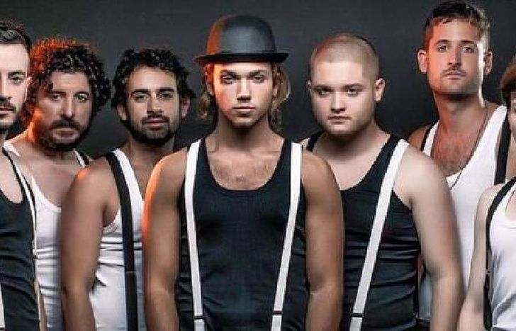 La historia se centra en Alex, quien junto a su banda Los Drugos, practicar la ultraviolencia.