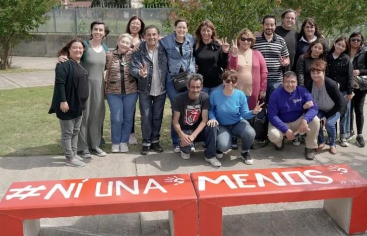 Instalaron un banco rojo sobre Carlos Pronzato y Charlone.