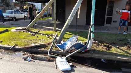 El auto chocó con tres postes de luz.