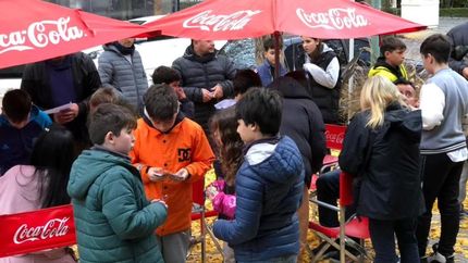 Grandes y chicos comparten el espacio de intercambio, entre risas y anécdotas.