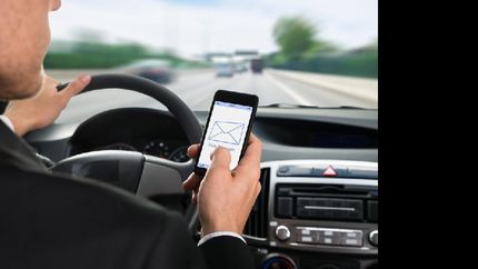 la mitad de los conductores admite usar el celular mientras maneja