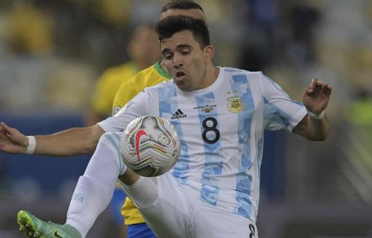 Acuña trata de dominar el balón.