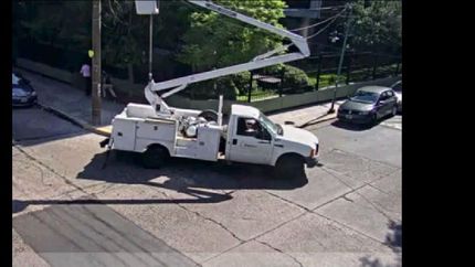 un hombre corrio una grua para liberar el transito y electrocuto a un operario