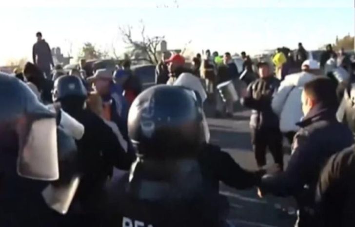 Corte total en Puente La Noria por reclamo de los feriantes de La Salada.