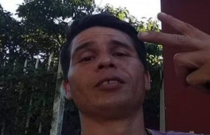 Carlos tiene 42 años.