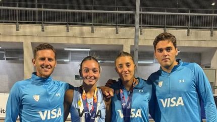 Vila y Martins, junto a dos Leoncitas.