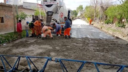 Los trabajos de las cuadrillas, junto a la maquinaria y el hormigón.
