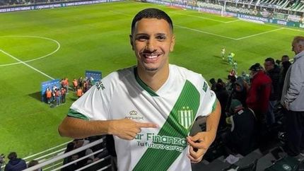 Edu disfrutó de la victoria de Banfield en el estadio Florencio Sola.