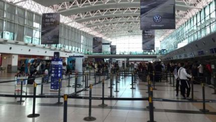 cada vez menos pasajeros viajan al exterior
