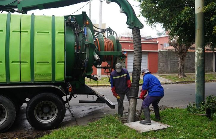 En las últimas tres semanas limpiaron más de 1.200 sumideros.