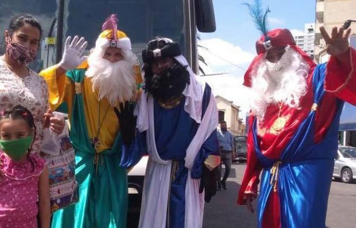 En la estación de Lomas los Reyes se sacaron fotos con los nenes.
