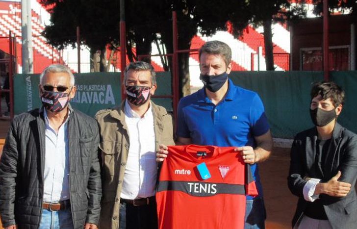 Calleri visitó las instalaciones del club y se llevó una remera.