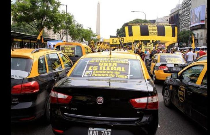 contra los servicios de uber y cabify.