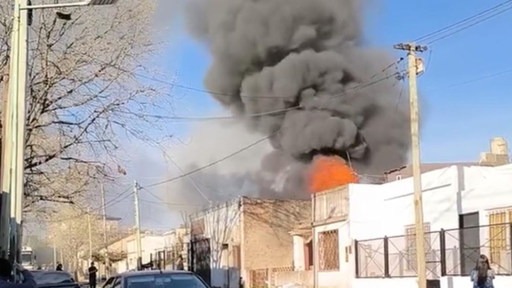 El incendio generó una enorme nube de humo.