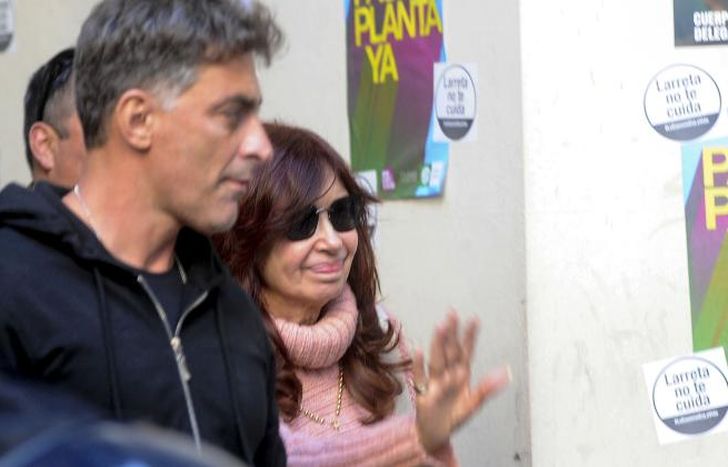 Cristina Kirchner saliendo de su departamento de Recoleta.