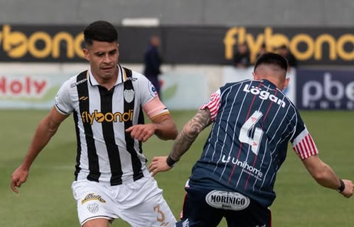 Franco Quinteros encara a Gabriel Carrasco.