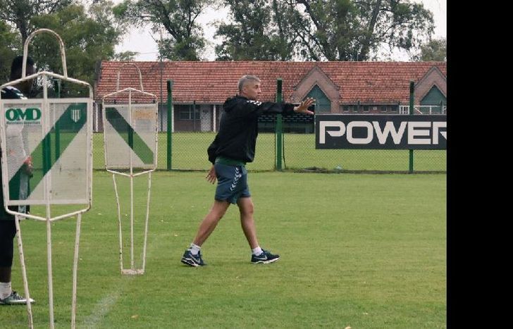 Hernan Crespo comenzó su ciclo en Banfield sin refuerzos. ¿Llegarán o se arreglará con lo que hay?