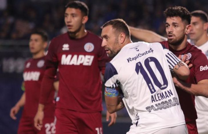 Alemán y Acosta en pleno forcejeo.