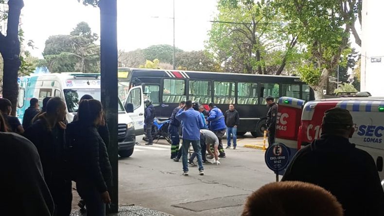 El accidente ocurri&oacute; frente a la Plaza Grigera, en el centro de Lomas.